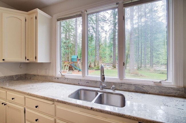 Building Photo - 4bd/3.5ba North Bend Home