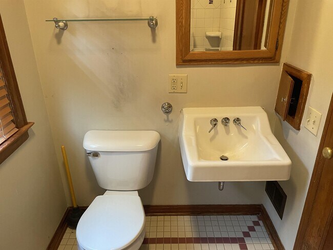 Building Photo - 1740 Park St