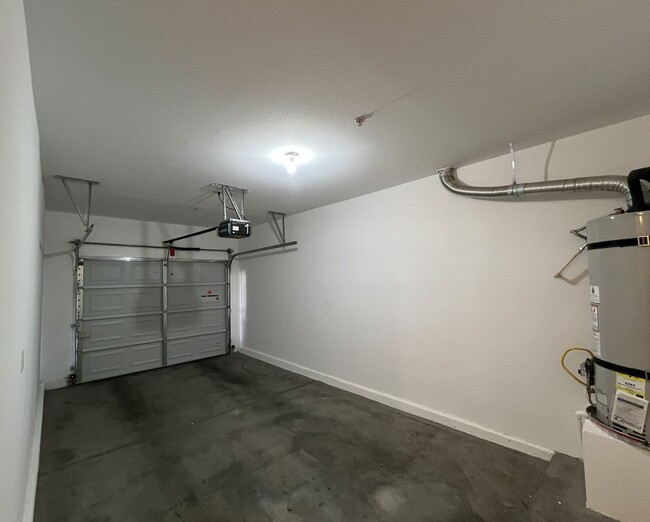 Building Photo - 3 Bedroom Condo with 1 Car Garage