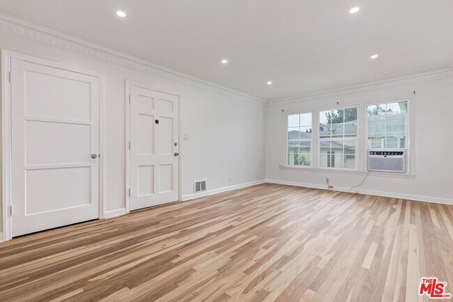 Building Photo - 405-404 Shirley Pl