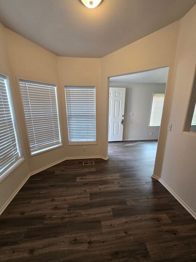 Building Photo - Pet Friendly 3bed : 2bath home w/ Garage &...