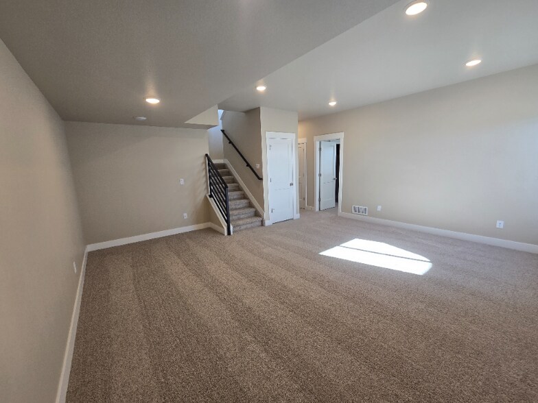 Building Photo - 9404 Roseate Vw