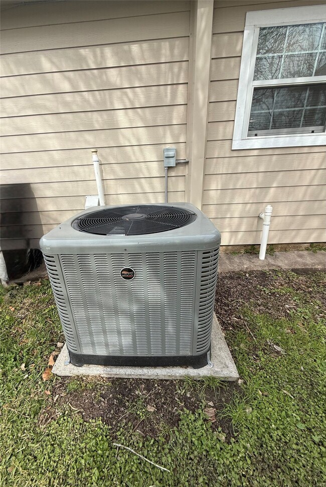 Building Photo - 7225 Hummingbird Ln