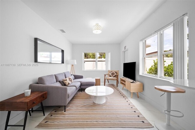 Building Photo - 1625 Hollywood Blvd