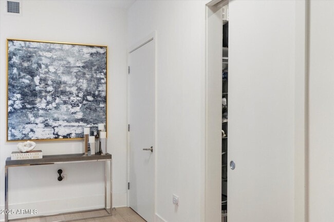 Building Photo - 7180 E Kierland Blvd