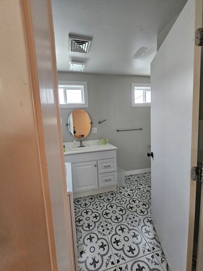 Building Photo - 629 Locust St