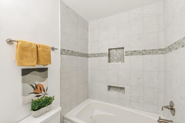 Building Photo - Large Sunny Eckington Three Bed/Three Bath Interior Rowhouse Condo Home