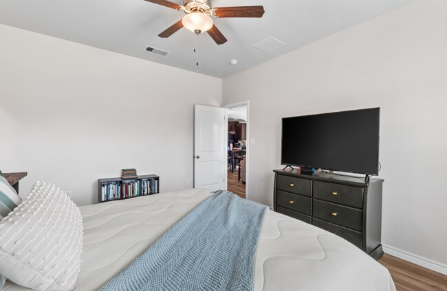 Building Photo - Rental Listing – London ISD