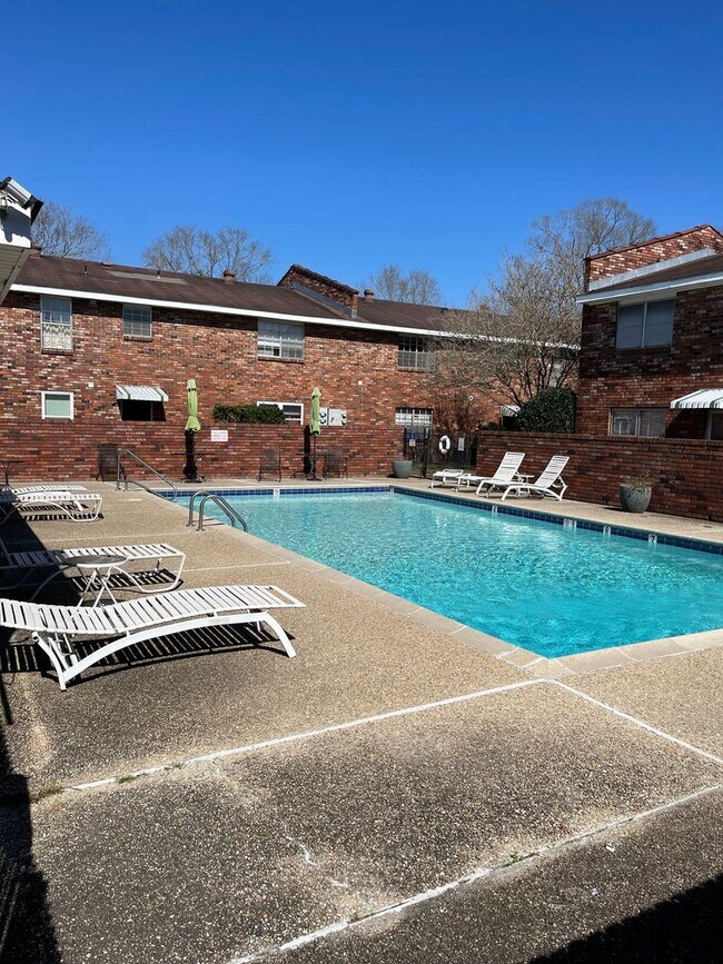 Building Photo - Stay Cool By the Pool