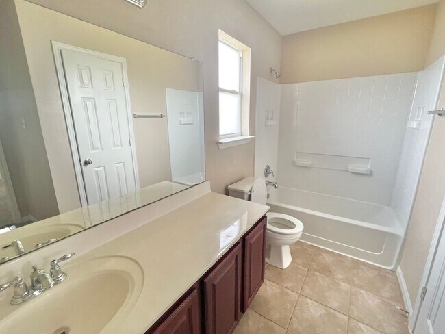 Building Photo - Beautiful 3-bedroom 2.5 bath home in Kille...