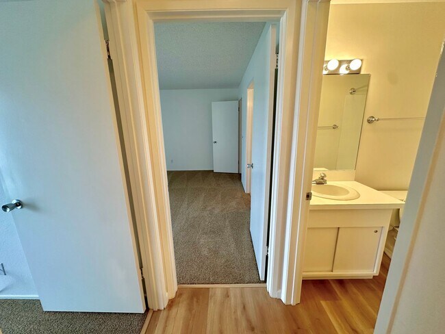 Building Photo - BEAUTIFUL BREATH TAKING VIEW UNIT!!! MUST ...