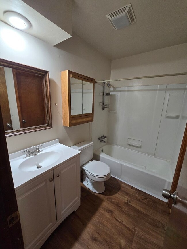 Building Photo - 3 bedroom townhome
