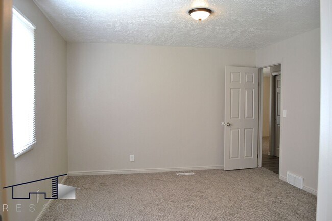 Building Photo - 7th St Units