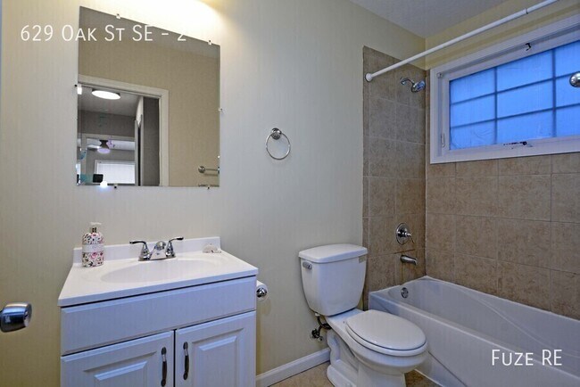 Building Photo - 629 SE Oak St