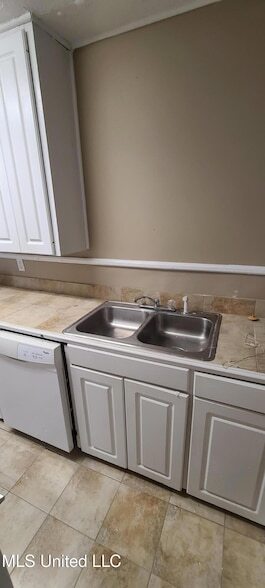 Building Photo - 327 Decelle St