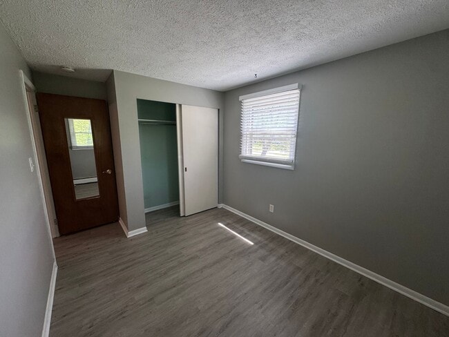Building Photo - Two Bedroom Duplex with Heat Included! Nea...
