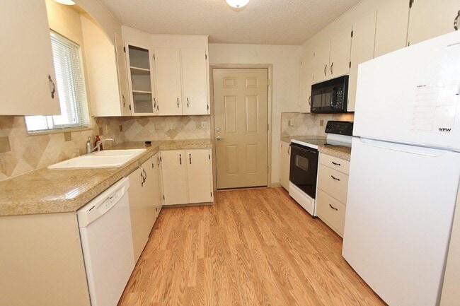 Building Photo - 23750 Fox Ave