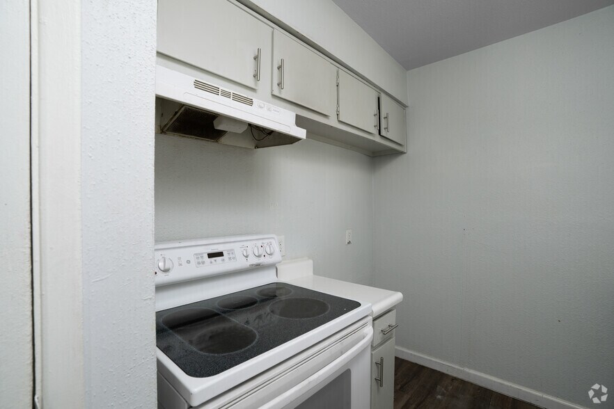 2BR, 2BA - 1,075SF - Kitchen - The Luke Apartments