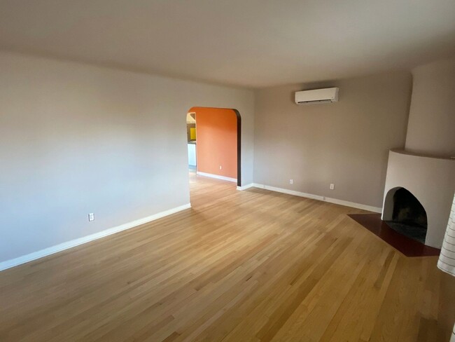 Building Photo - Beautiful Nob Hill Home with gourmet kitch...