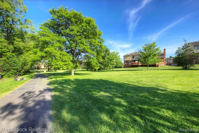 Building Photo - 30118 Kingsway Dr