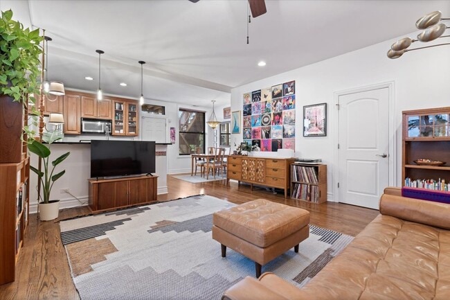 Building Photo - 1048 W Lawrence Ave