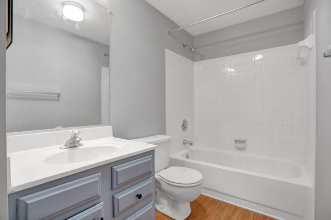 Building Photo - Charming End Of Group Townhome for Rent