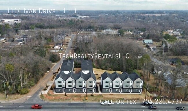 Building Photo - 1114 Ivan Dr