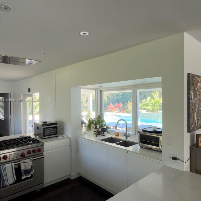 Building Photo - 11030 SW 42nd Ct