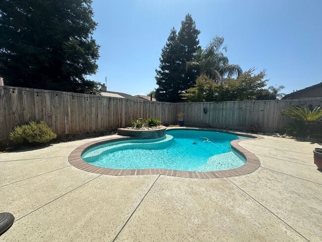 Building Photo - Cozy home in well established neighborhood...