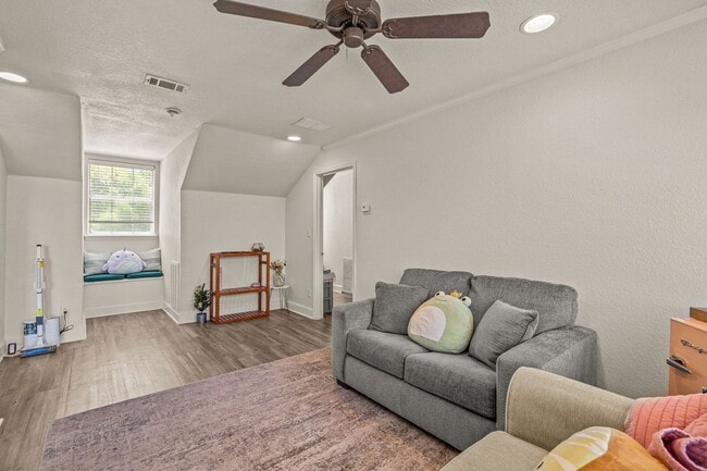 Building Photo - TCU-3518 Westcliff Rd