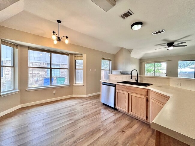 Building Photo - 3/BR 2/BA Home with Natural Light, Big Bac...