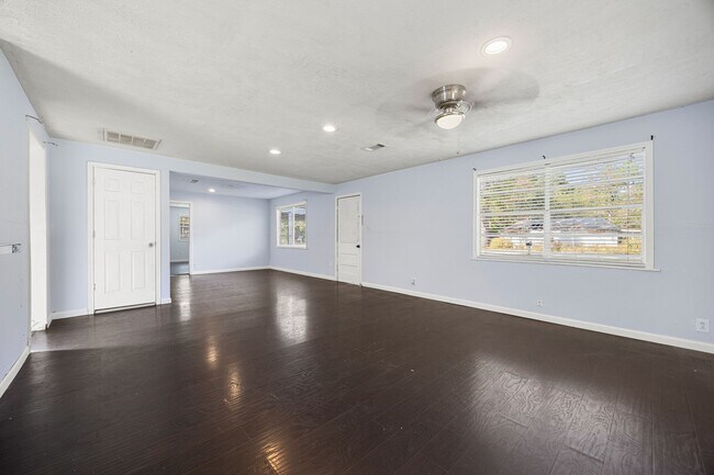 Building Photo - 340 Magnolia Dr