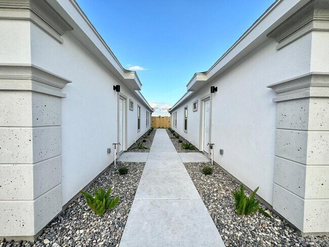 Building Photo - 10 Marcela Dr