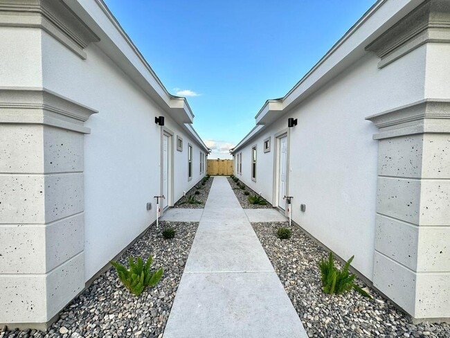 Building Photo - 8 Yankton St