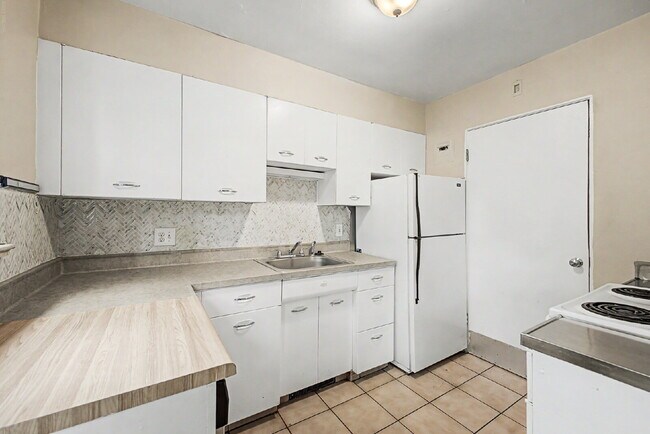 Building Photo - "Charming 2-Bedroom Apartment with Spacious Living – 1025 Sq Ft in Prime Denver Location!"