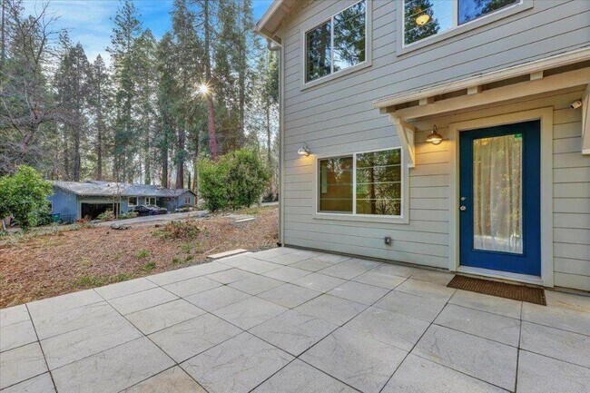 Building Photo - 301 Woodpecker Ln
