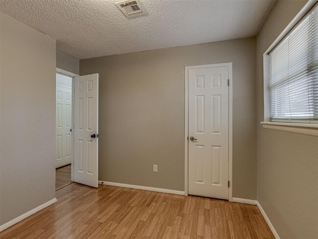 Building Photo - 724 Red Oak Terrace