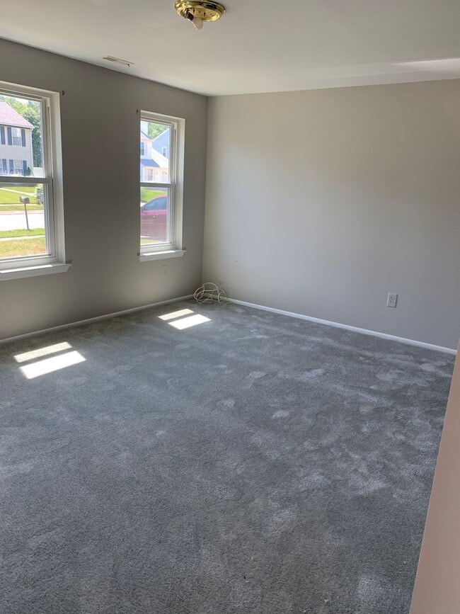 Building Photo - 3 Bedroom, 2.5 Bath single family home. Fenced yard with shed. New carpet and paint. Formal dinin...