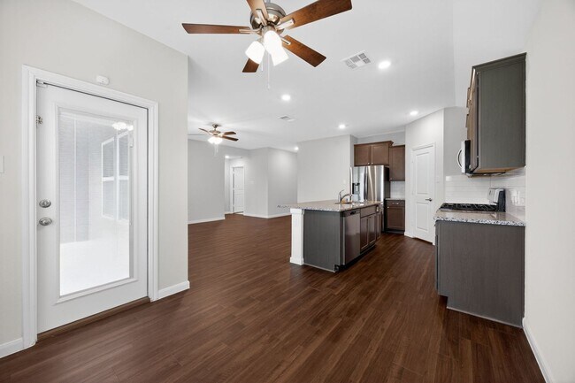 Building Photo - Beautiful Open-Concept Home with Washer/Dryer Included & Private Yard in Princeton