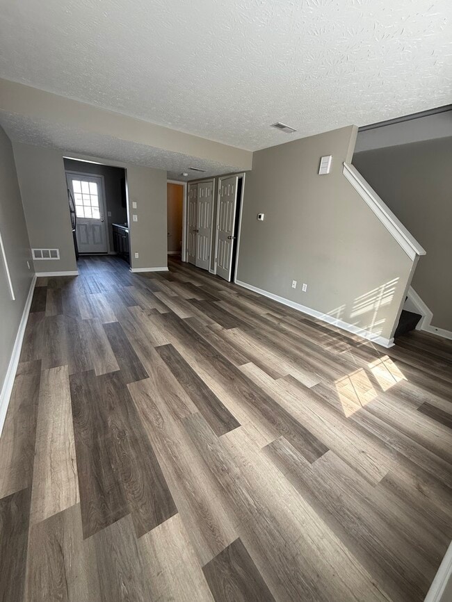 Building Photo - Townhome