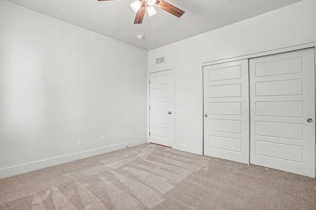 Building Photo - 6120 N Hacienda Ave