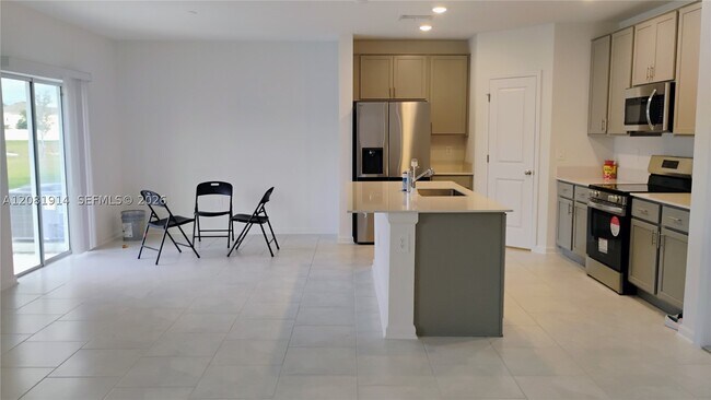 Building Photo - 890 Timberland Dr