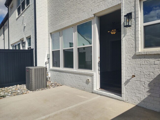 Building Photo - Move-in ready Townhome located in Blanchar...