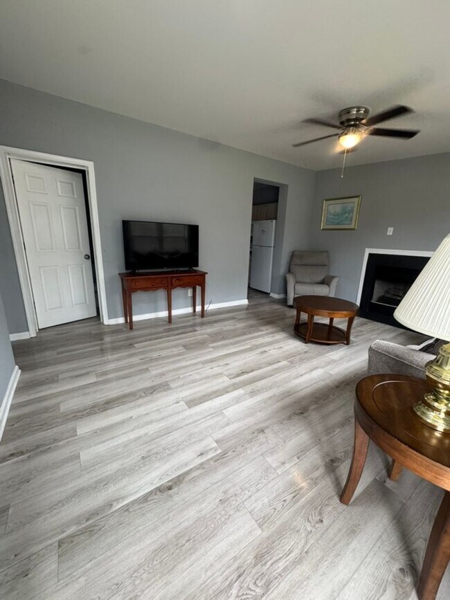 Building Photo - Graham Ave Duplex