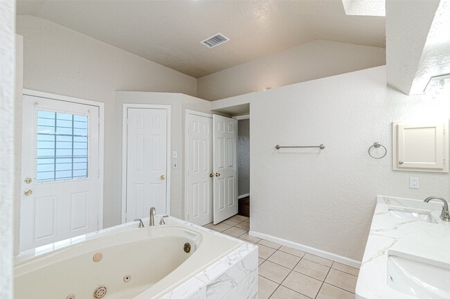 Building Photo - 1710 Blindlake Dr