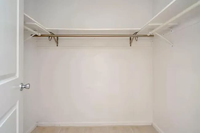 Building Photo - Charming 2-Bedroom Apartment with Updated ...