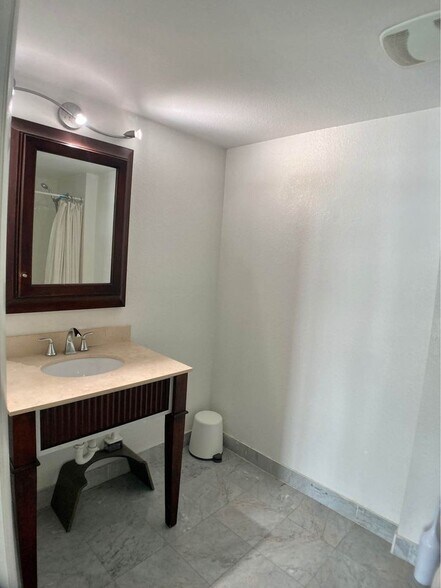 Building Photo - 500 NE 29th St