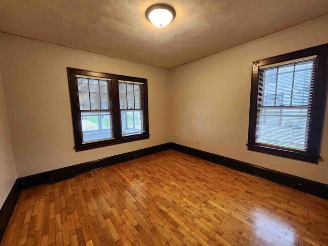 Building Photo - Character Home in NICE Neighborhood