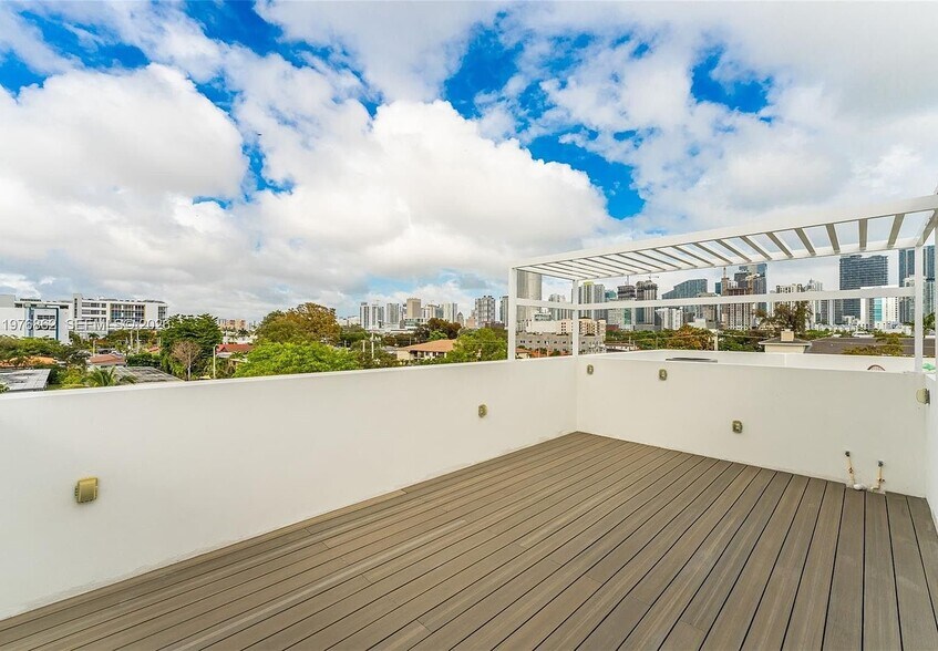 Building Photo - 721 SW 11th St