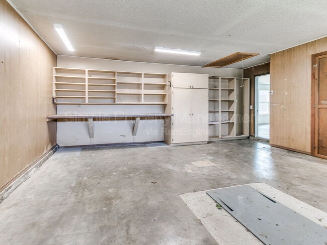 Building Photo - 2401 Fedderson Dr